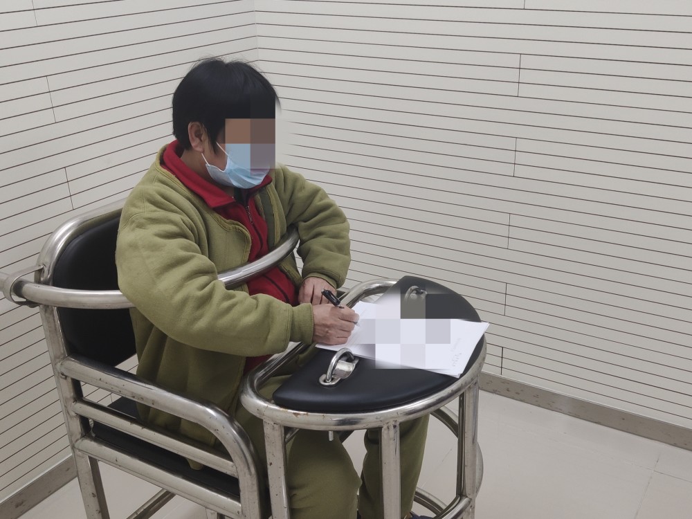 一女子贪便宜捡4000响鞭炮进站被拘留