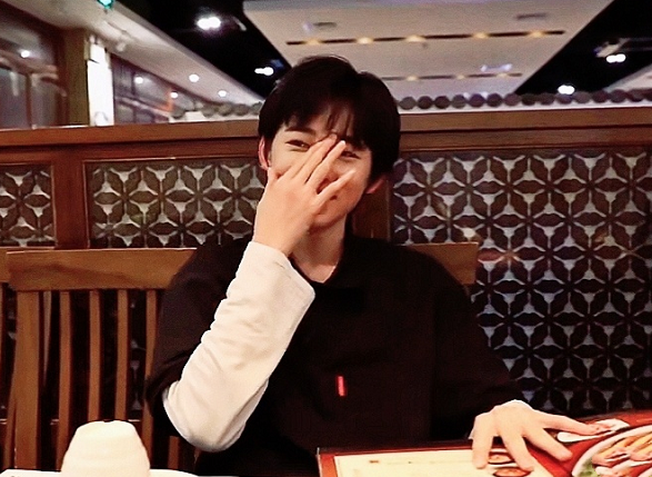 难怪宋亚轩喜欢捂嘴笑看到他牙齿的色泽度后劝退了一大波女粉丝