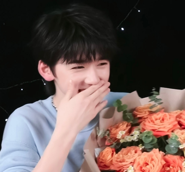 难怪宋亚轩喜欢捂嘴笑看到他牙齿的色泽度后劝退了一大波女粉丝