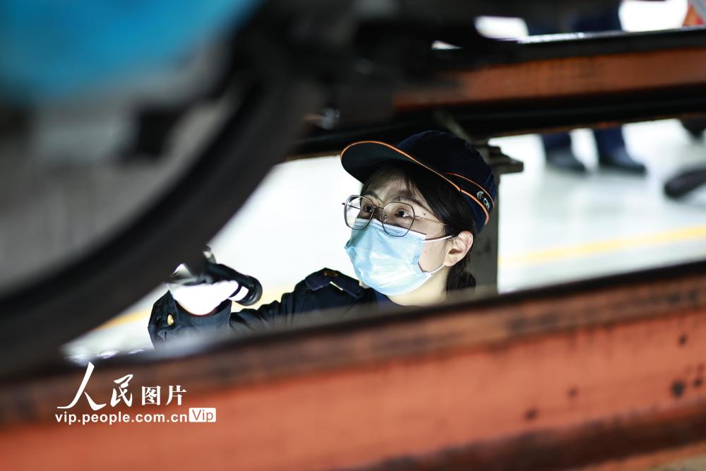 成都90后女地勤机械师为动车安全护航