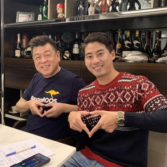 打开腾讯新闻,查看更多图片 >孙德荣(左)在线上开记者会,由郭岱轩主持