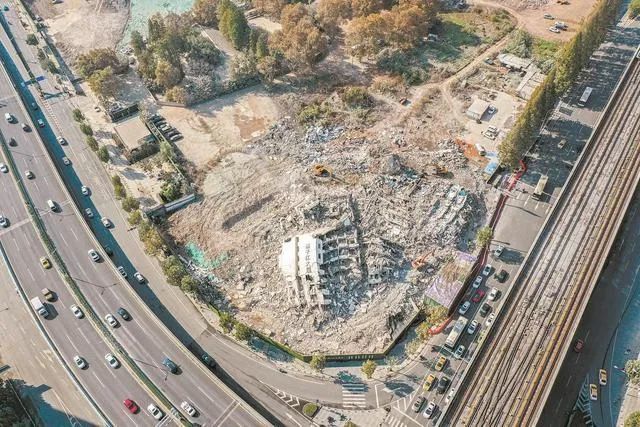 扬子江大厦(原名太平洋大厦)的一声爆破,撞响了百年宗关复兴的钟声