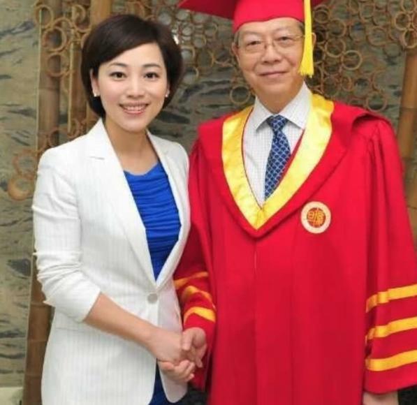 "央视才女"劳春燕,丈夫身份背景曝光,难怪她能成央视名嘴!