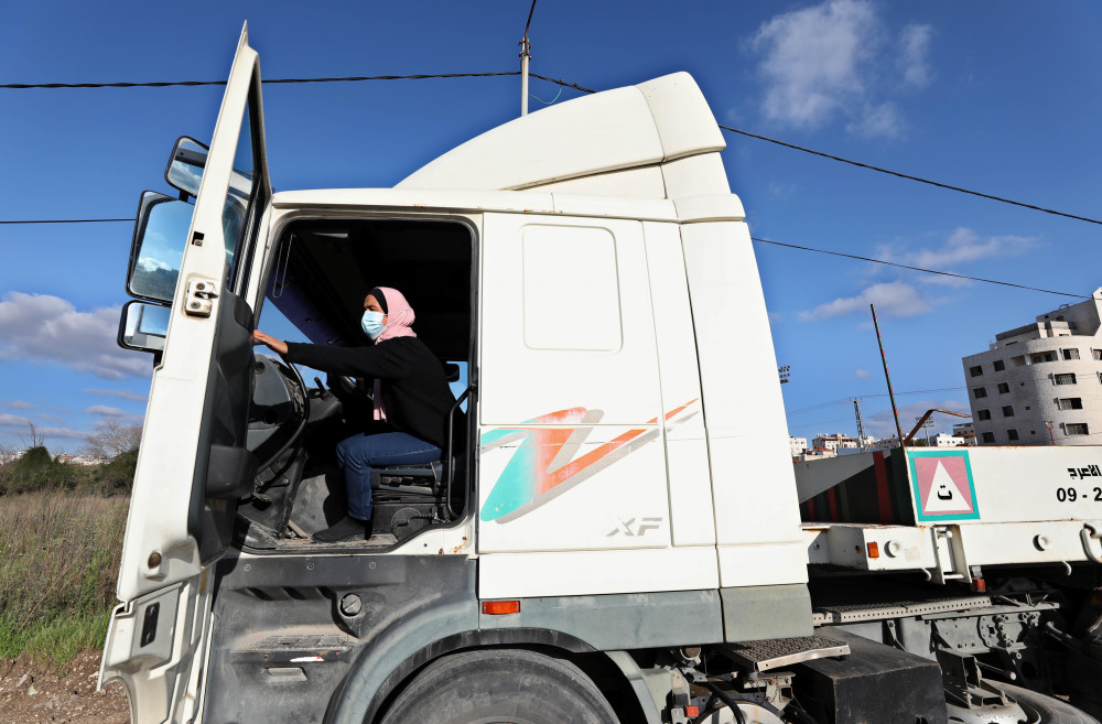 国际巴勒斯坦的首位拖挂货车女司机