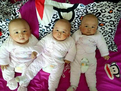 三胞胎姓"公",爸爸给孩子上户口时,民警笑道:以后来我这上班_腾讯新闻