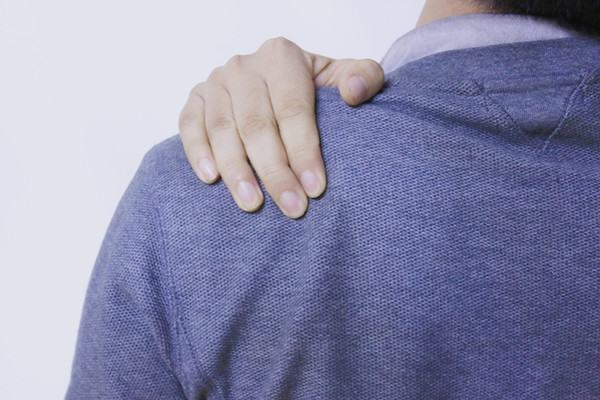 长期肩痛是肺癌信号?医生:别自己吓自己,但不能忽视4个症状