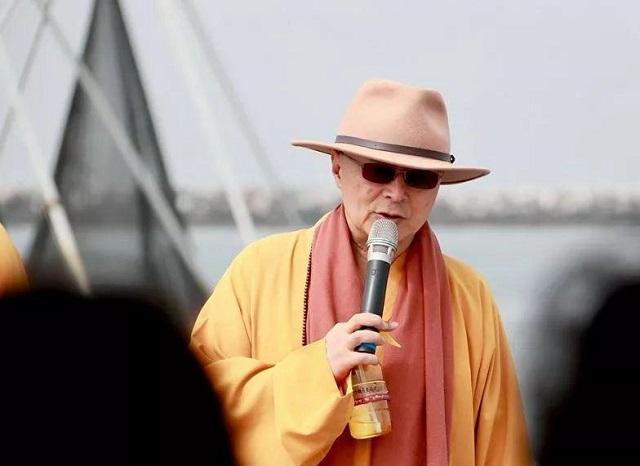 海涛法师坚持出家,为了信仰丢下妻子与老母,这样做真的值得吗?