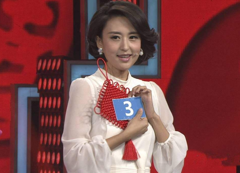 40岁央视美女主持人与大20岁富豪结婚生活中被宠成小学生