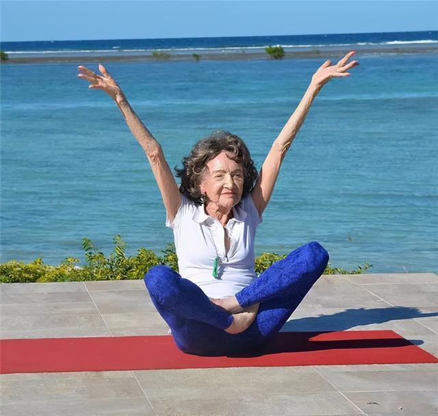 百岁老人练瑜伽94年,88岁学习交际舞,拿冠军800多个