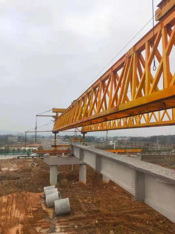 "两镇一区"段跨412省道黄阳线桥梁施工现场,一字排开的桥墩拔地而起