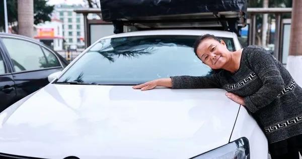 50岁阿姨出逃家庭自驾游中国网友你真自私