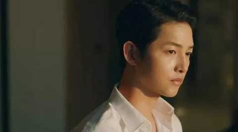 法令纹,还有像刚刚哭了一整夜就来拍戏的肿泡眼……从俊秀阳光少年郎