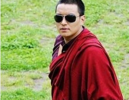 她20岁一夜成名却与活佛恋爱后生子遭抛弃后今51岁仍孤身一人