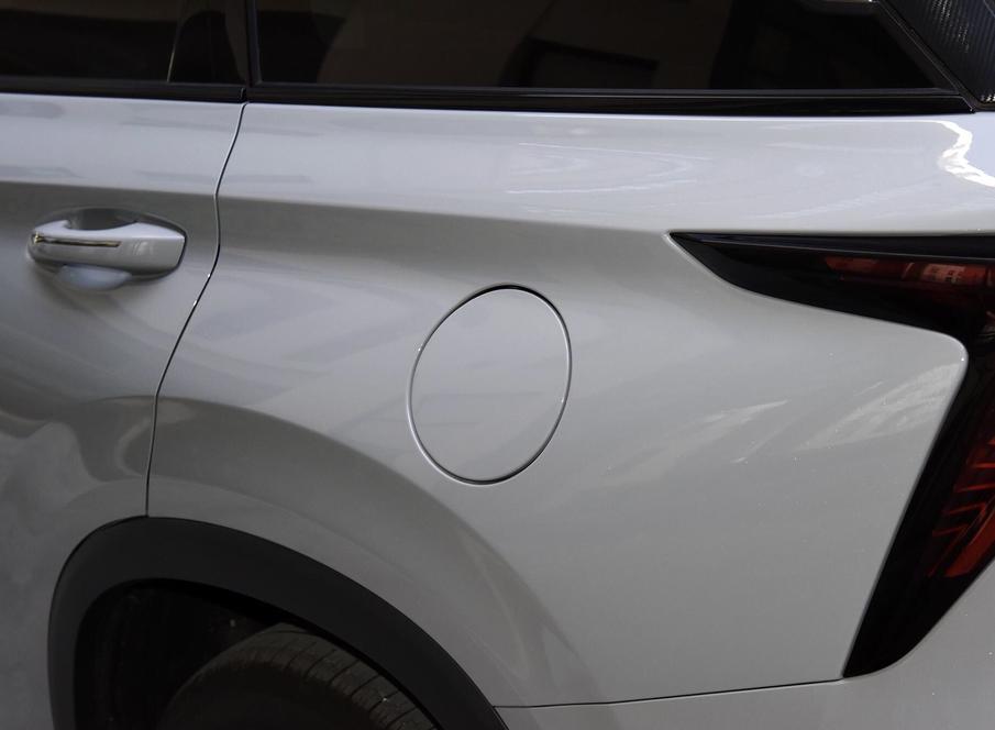 车尾部分,两侧犀利的尾灯造型,与前脸大灯相呼应,带来了出色的视觉