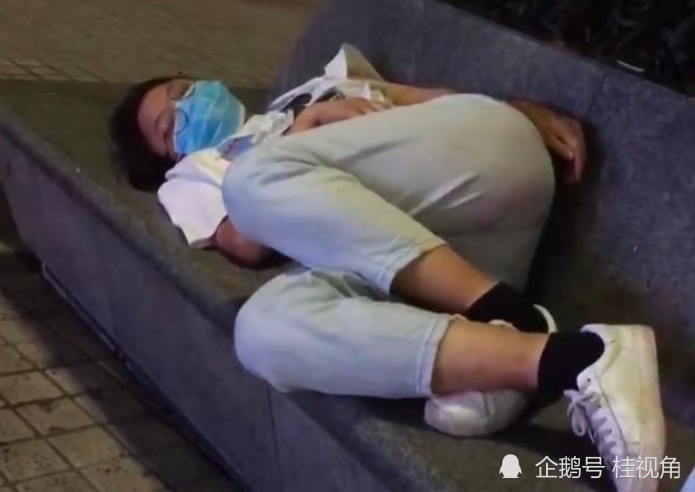 实拍广东多名女子拖着行李,露宿街头,知情人讲述原因