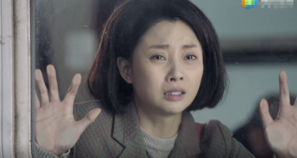 殷桃是女版黄晓明鸡毛飞上天封神粉红女郎成油腻阿姨