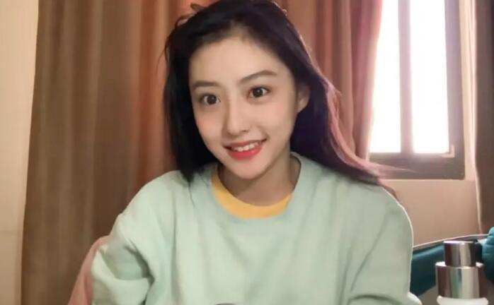 《爱的理想生活》中有一位年轻演员长得跟郑爽很像,她就是胡连馨