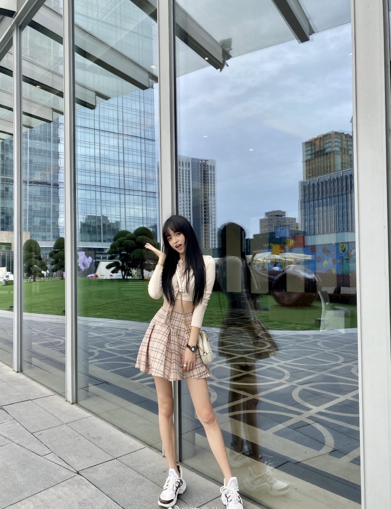 网红陈意礼生图曝光女神形象幻灭露出真实腿型腮帮子明显脸很方