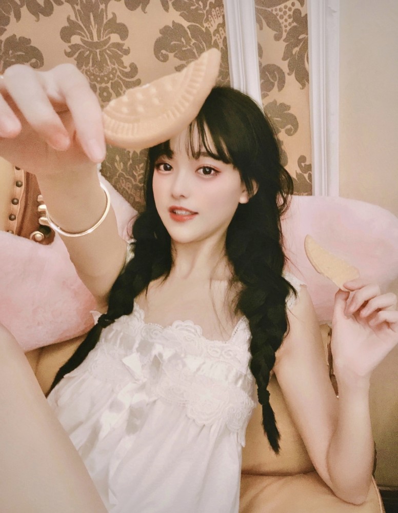 网红陈意礼疑似在酒吧拜大哥陪大哥喝酒画面曝光本尊发文回应