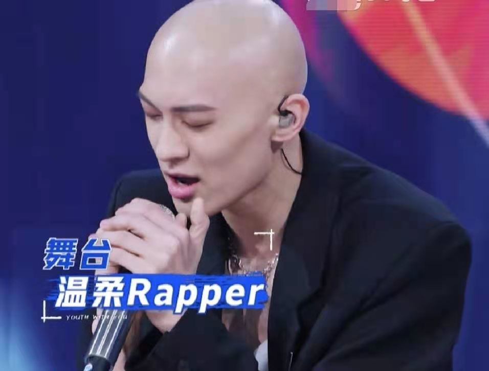 光头的狠厉形象让大家印象深刻,和李俊濠之间的互动也让大家为之一笑