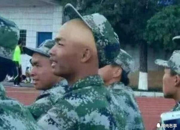 军训队伍里,踢错正步才不算笑点,最后一个小哥才是"杀手锏"_腾讯新闻