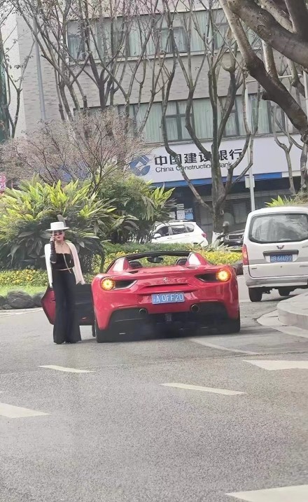 重庆保时捷帽子姐再亮相座驾换成法拉利豪横不减当年