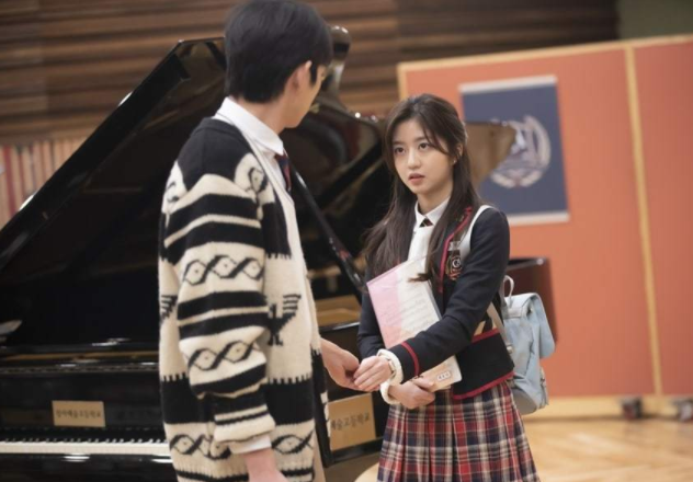 顶楼 的裴露娜 竟是 熔炉 里面站在孔刘身边的她 金秀贤 裴露娜 金贤秀 孔刘 熔炉 顶楼