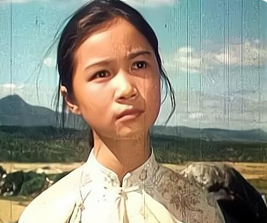 1973年,蔡明被导演选中出演了电影《海霞》,在剧中饰演"小海霞",她