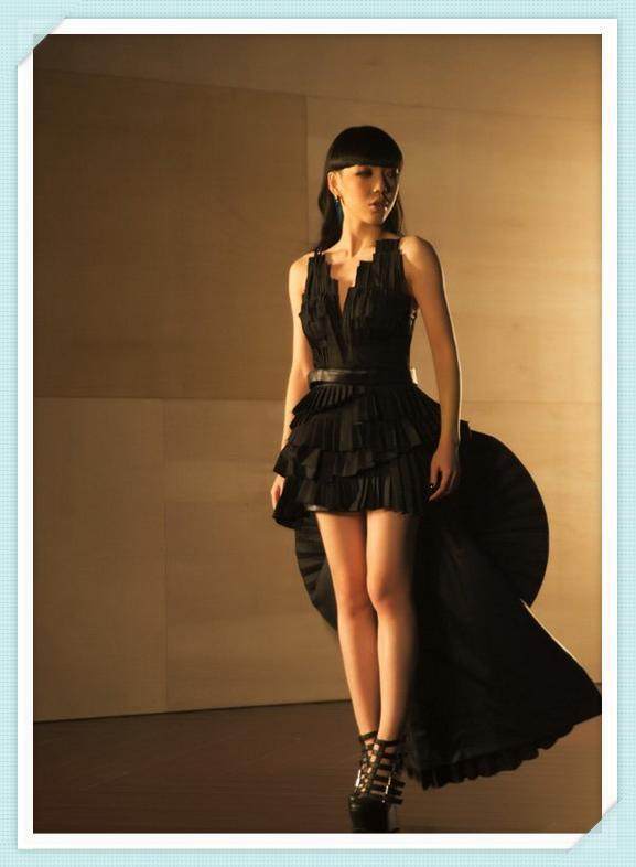 吴莫愁太豪放了只穿半条裤子就上台网友想不通她怎么红的