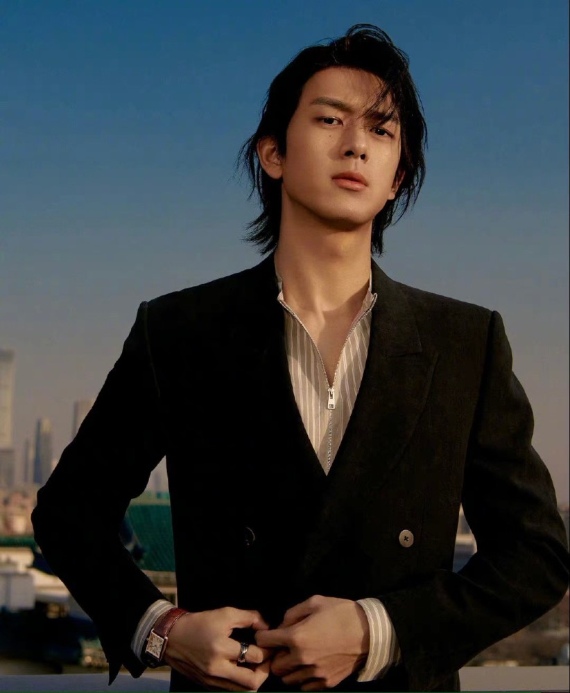 李现挑战复古长发造型,完美演绎日系男友风,网友:艺术家气质_腾讯新闻