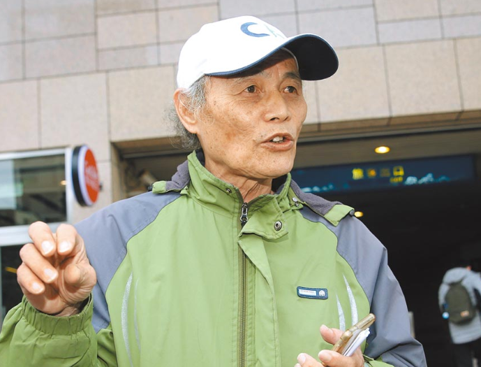 台湾"珍爱藻礁公投"领衔人潘忠政遭民进党党员王浩宇影射他经手一笔藻