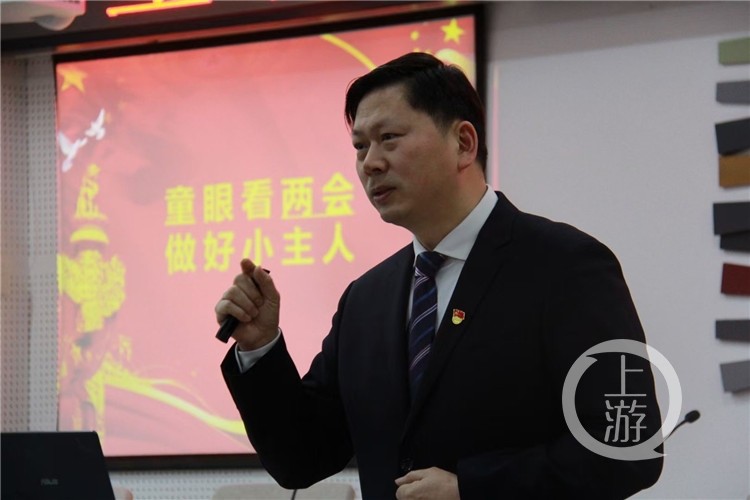 "3月8日,正值全国"两会"召开期间,重庆市九龙坡区杨石路小学校长