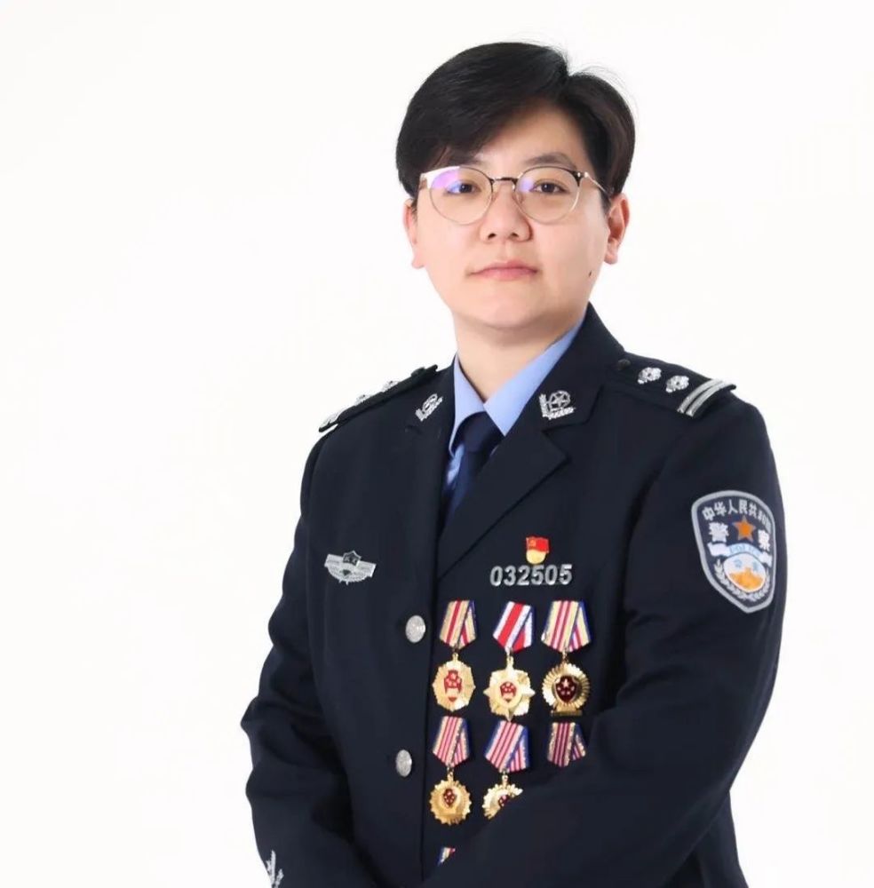 您朝这儿瞧二级英模女所长可飒可萌