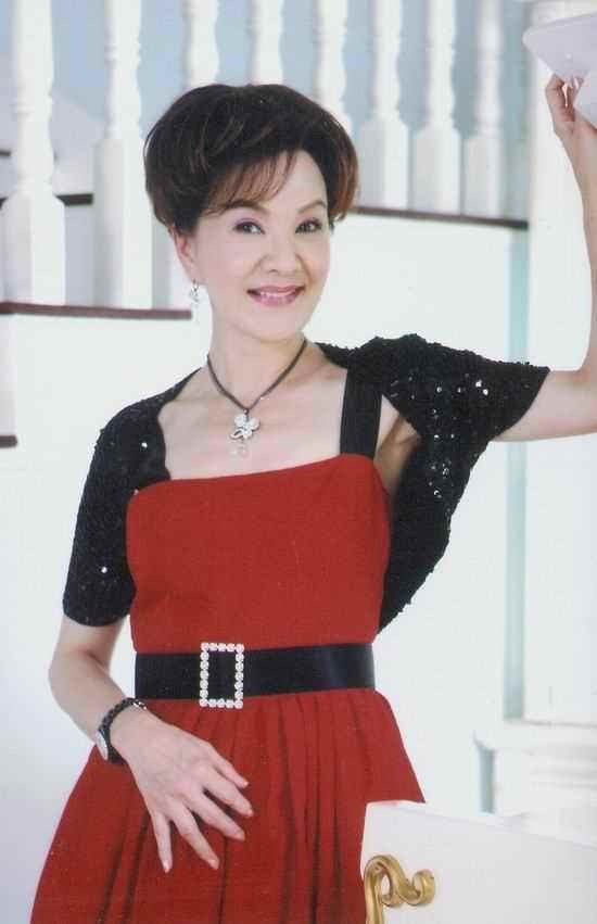 71岁夏台凤罕晒小25岁二婚老公曾遭前夫出轨老年丧子一生坎坷