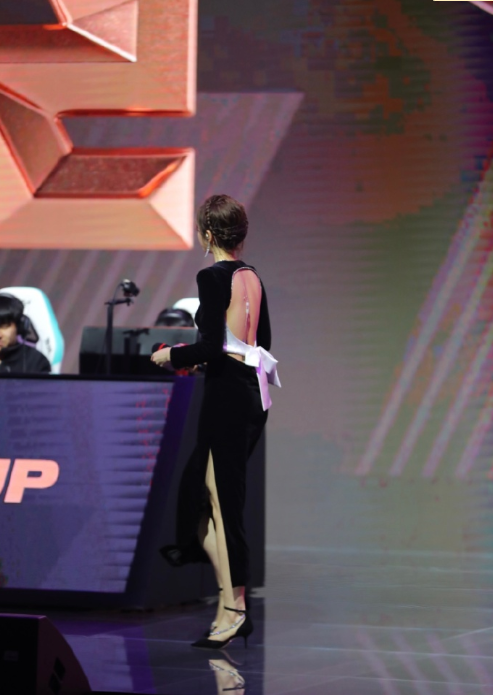 余霜新裙子背后另有玄机电竞女神的打扮你们心水吗