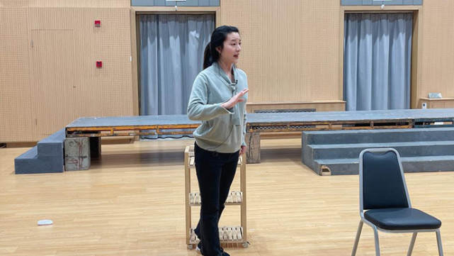 除夕开始,上海沪剧院青年演员作息调成统一步调:排练,演出交替进行.