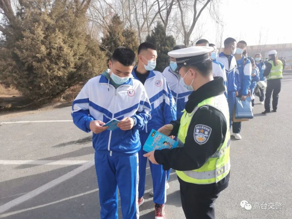 在上下学时段,城区中队在城关初中,高台三中,高台一中等学校周边路段