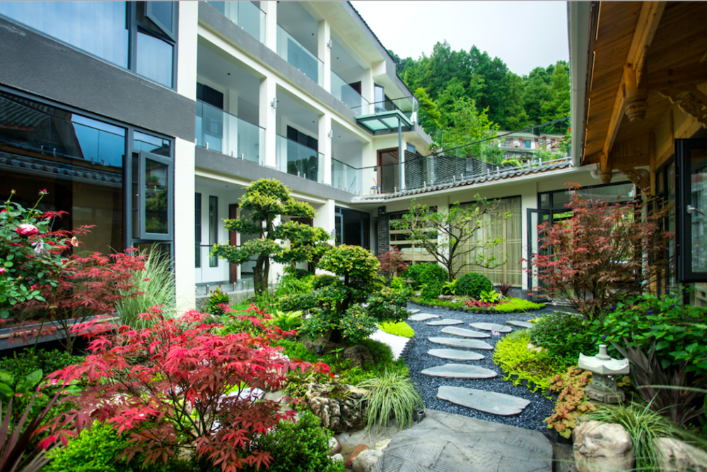 青城后山这家温泉民宿日式庭院超大露台私房美食带你住进山野里