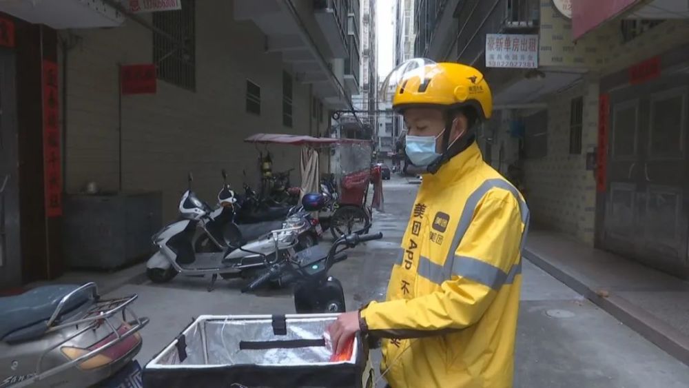 外卖小哥上楼送餐2份快餐被偷3小时白忙