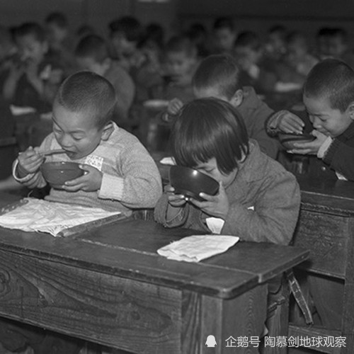 日本|日本战败前教百姓“怎么吃草”：但宣传画太狰狞，起了反作用