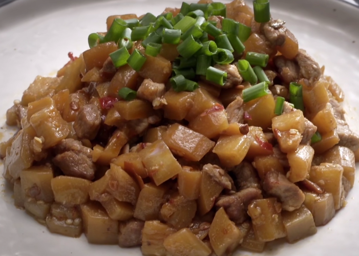 茄子搭配里脊肉一起炒,鲜辣味美,软嫩好吃,老少皆宜的美食