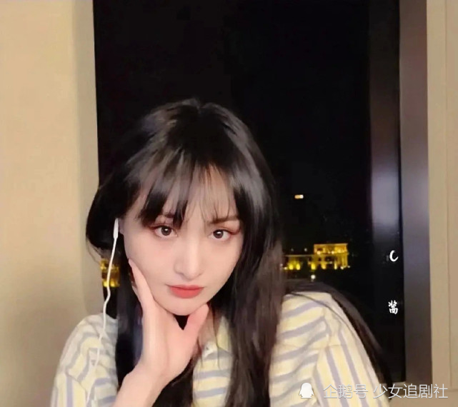 当然,娱乐圈撞脸的明星有很多,胡连馨和郑爽并不是个例,这也是一个