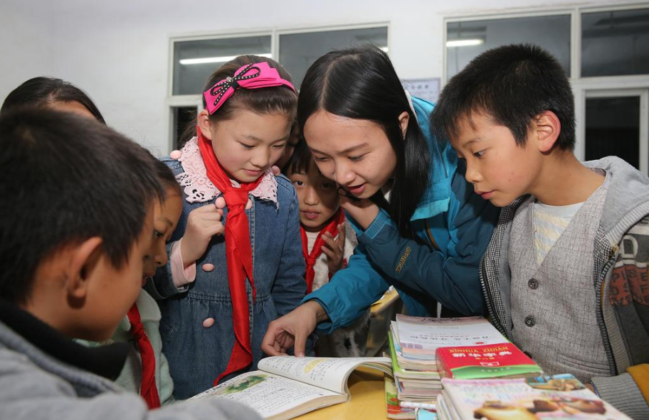 大学生乡村支教,是添乱还是传递知识,教师含泪恳求"别再来了"