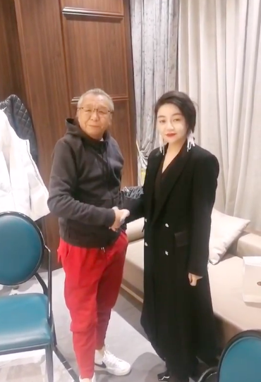 征服宋老虎罕现身和美女合影戒指瞩目紧握对方不松手遭批