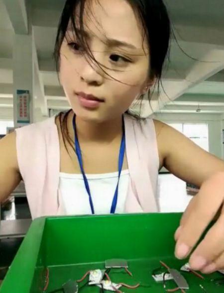 如果工厂钱给到位,工作又不苦不累,还有漂亮小姐姐,男生们肯定挤破头