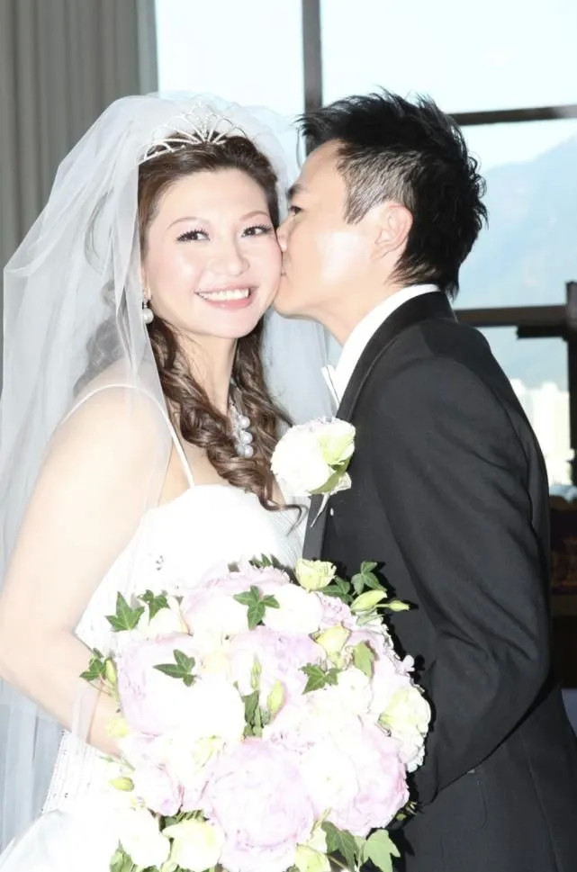 2007年,蔡加敏与马鸿铭结婚,各大商业大佬均亲自出席,婚礼之壮大羡煞