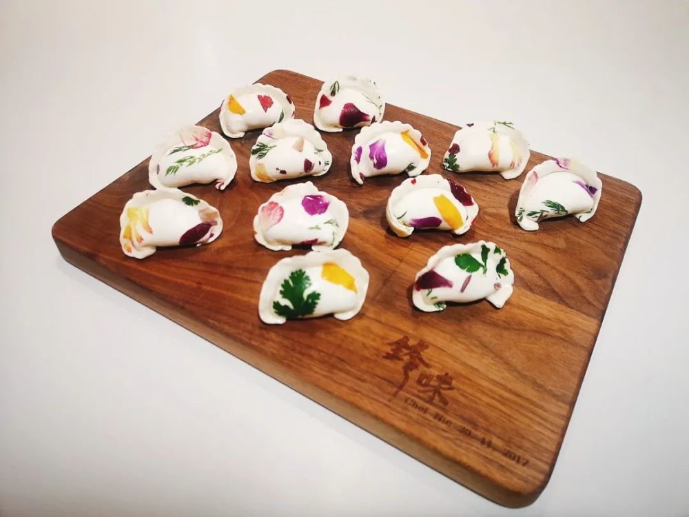 饺子的食材美学和质朴的麦香用来自海洋的鲜将各色鲜花融入食材锋味在