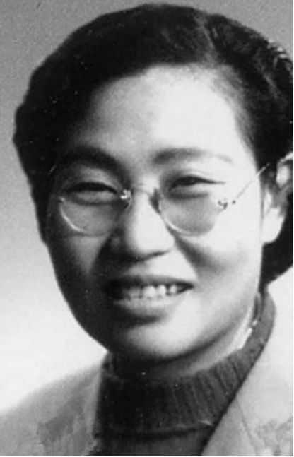 19岁嫁给许世友,定情信物是一颗弹头,得知她被绑架许世友怒砸桌子