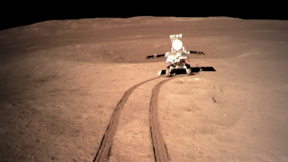 嫦娥四号|嫦娥四号进入新月昼，玉兔二号调查神秘“石碑”，事关天体大冲撞