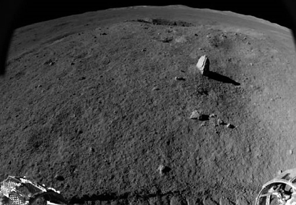 嫦娥四号|嫦娥四号进入新月昼，玉兔二号调查神秘“石碑”，事关天体大冲撞